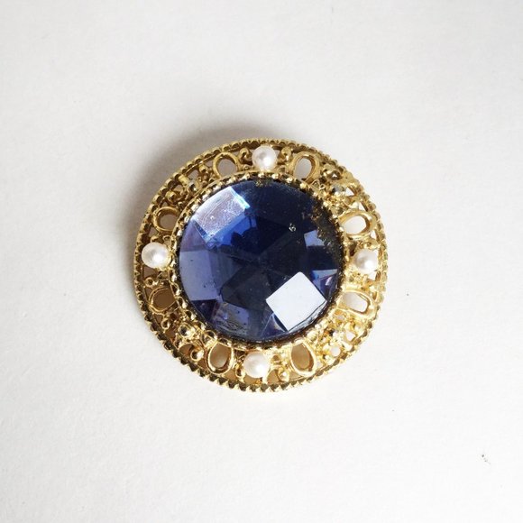 Blue glass and  pears  brooch  round domed shiny gold tone classic brooch - Picture 1 of 4